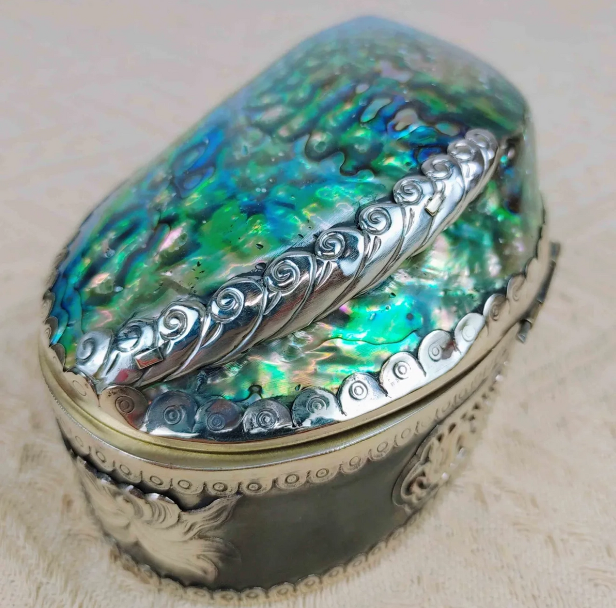 Die Aurora-Drachenschmuckschatulle | Handgefertigt aus Abalone-Muschel und Vintage-Silber