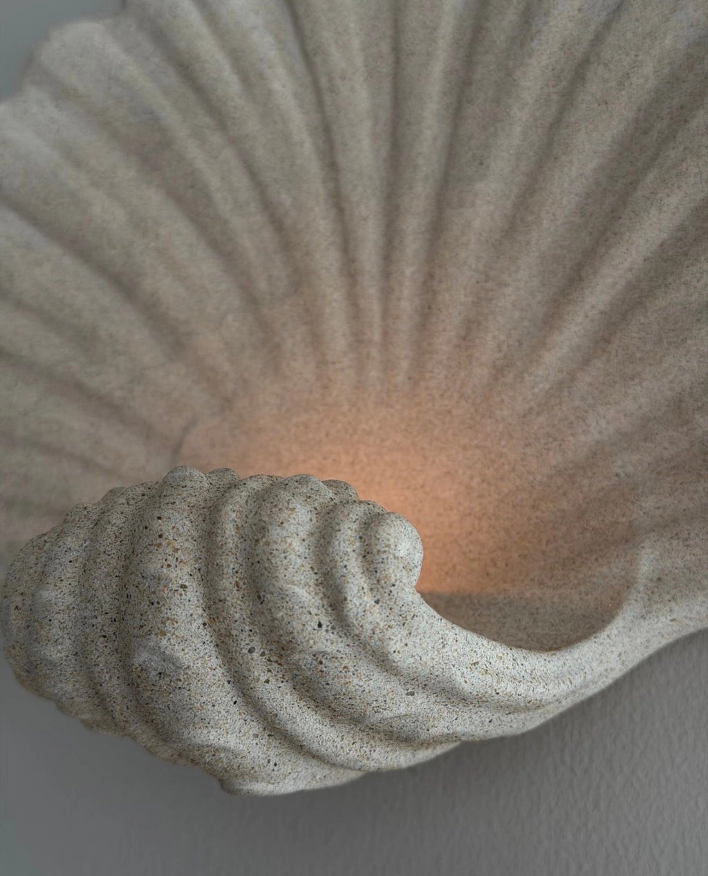 Applique murale porte-bougie en coquillage et grès naturel – Décoration murale sculpturale artisanale en coquillage, lampe bougie bohème côtière pour intérieur