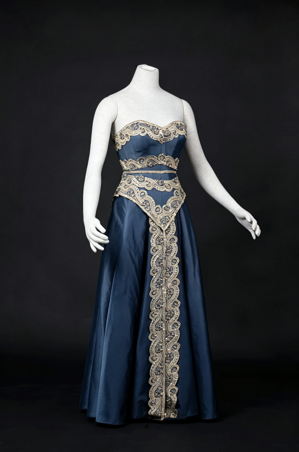 Robe de rêve Queen Gown avec cape en fourrure