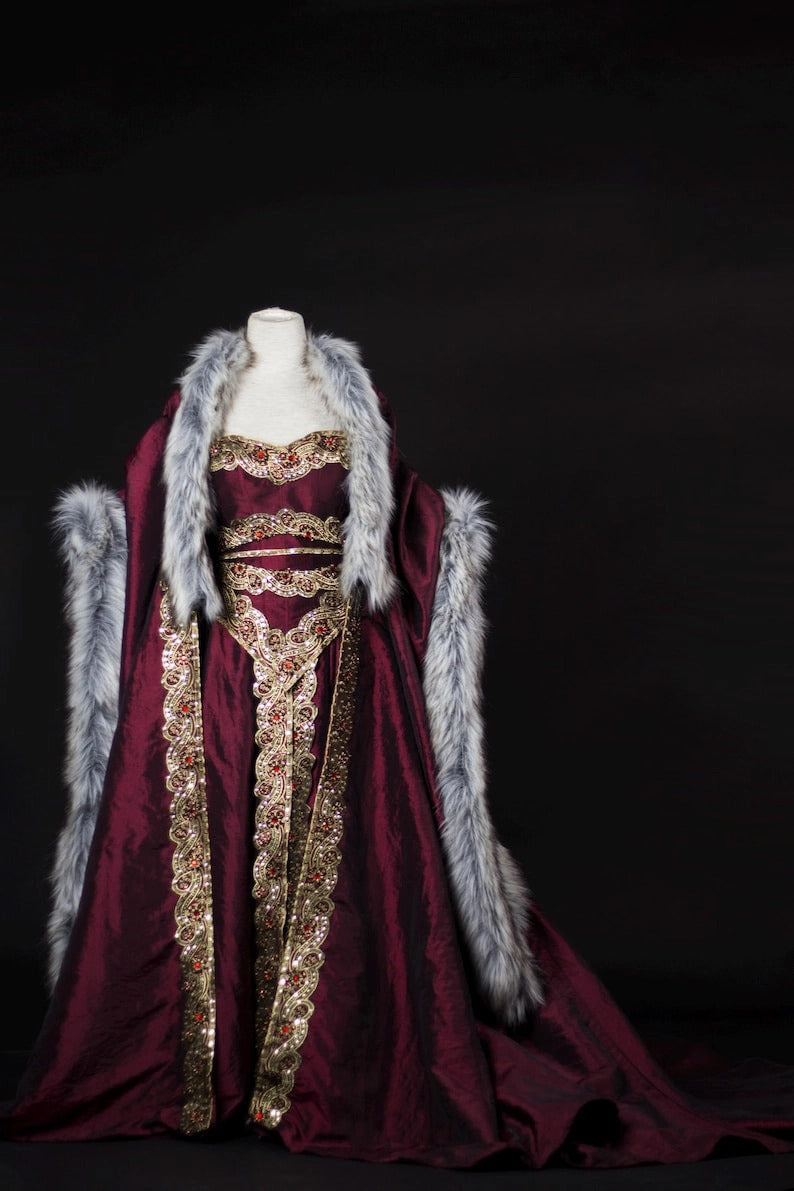 Robe de rêve Queen Gown avec cape en fourrure