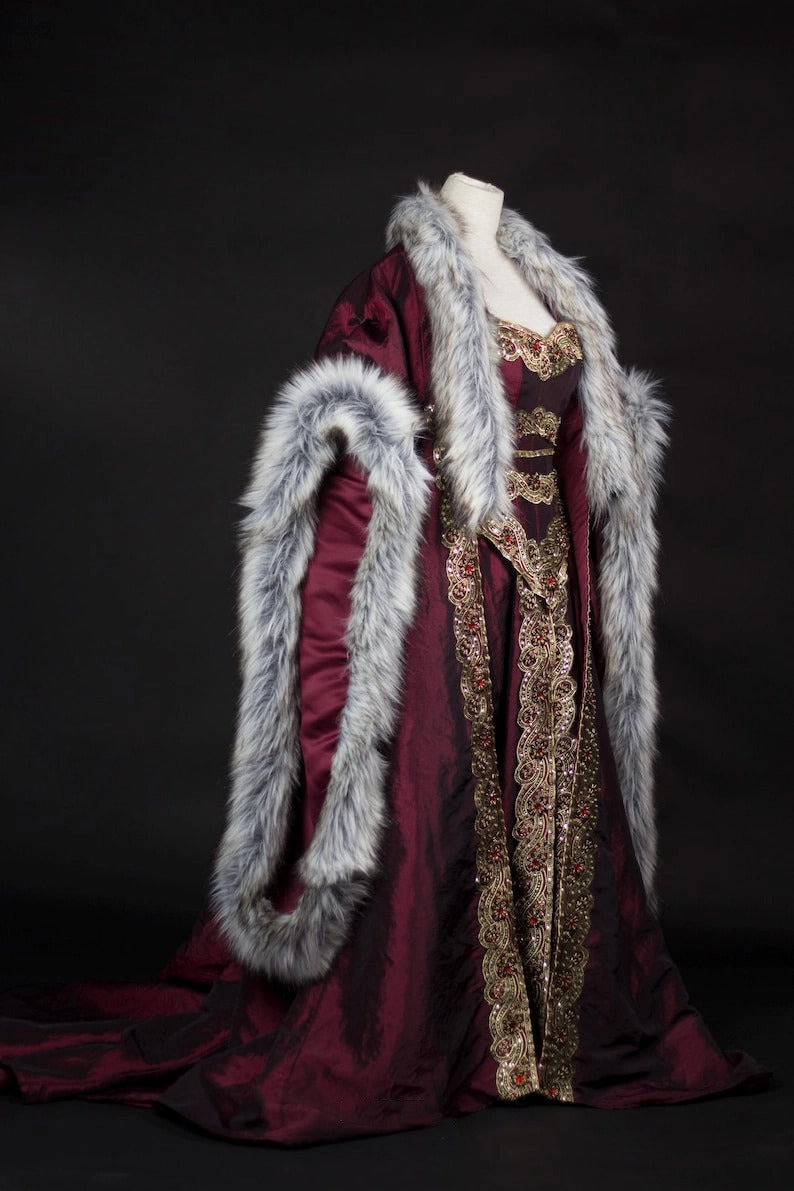 Robe de rêve Queen Gown avec cape en fourrure