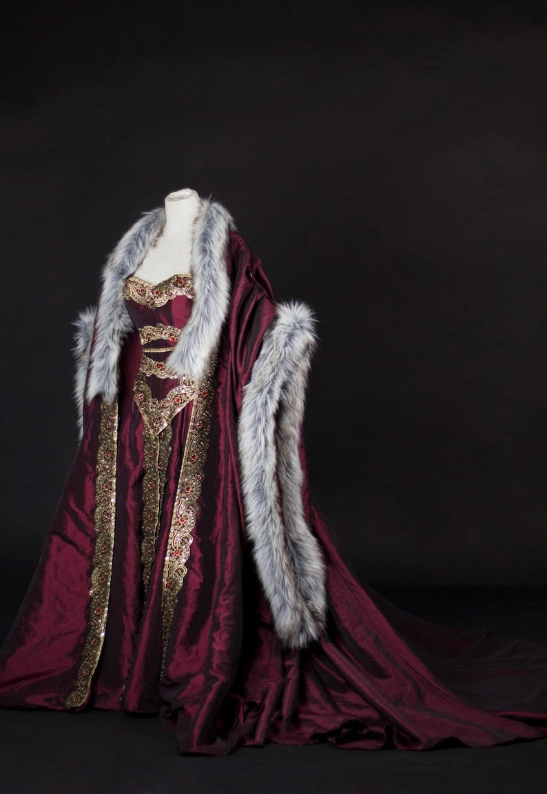 Robe de rêve Queen Gown avec cape en fourrure