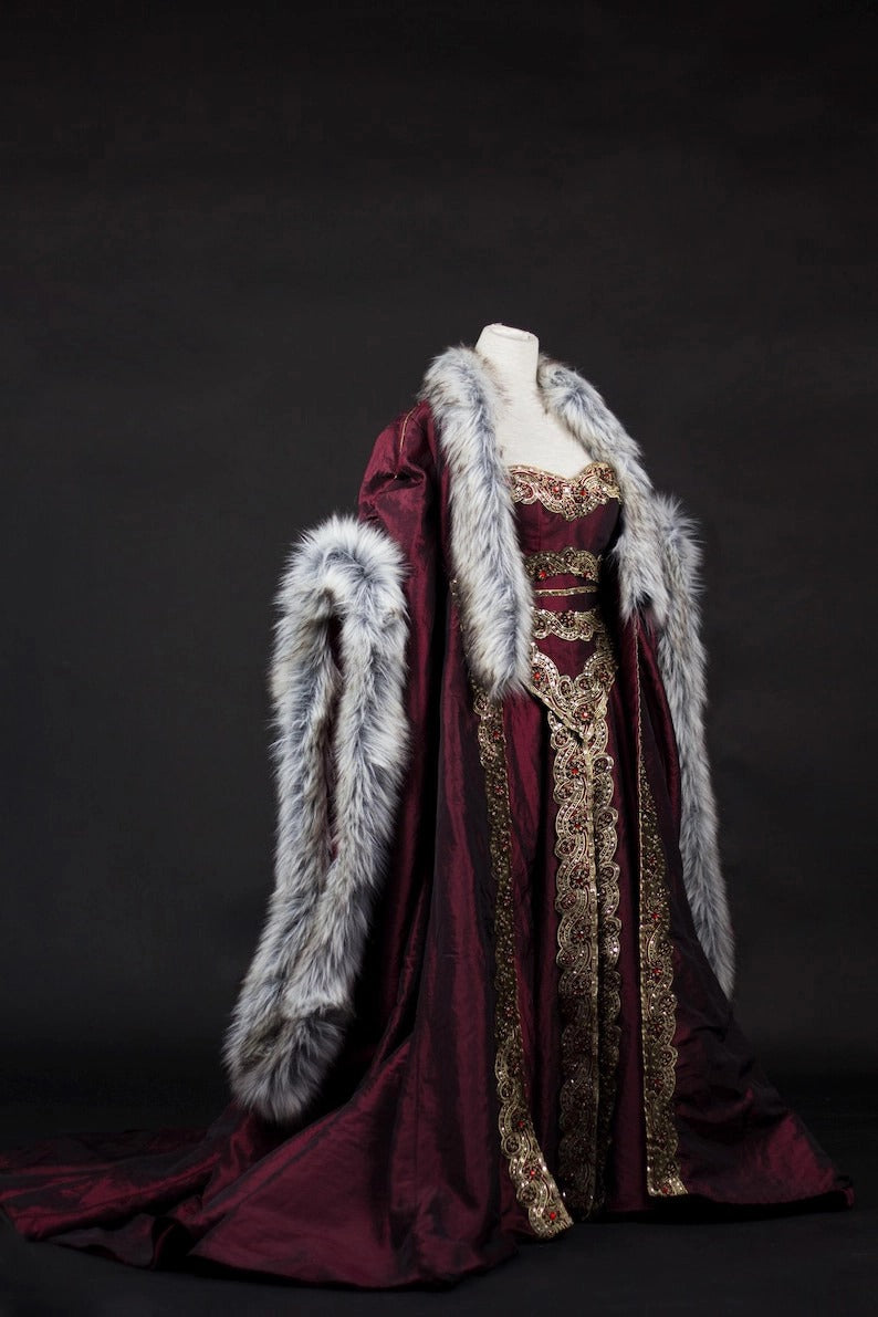 Robe de rêve Queen Gown avec cape en fourrure
