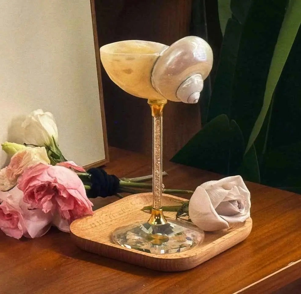 Magnifique verre à vin en coquillage artisanal – Gobelet sculptural océanique naturel et décoration de bar