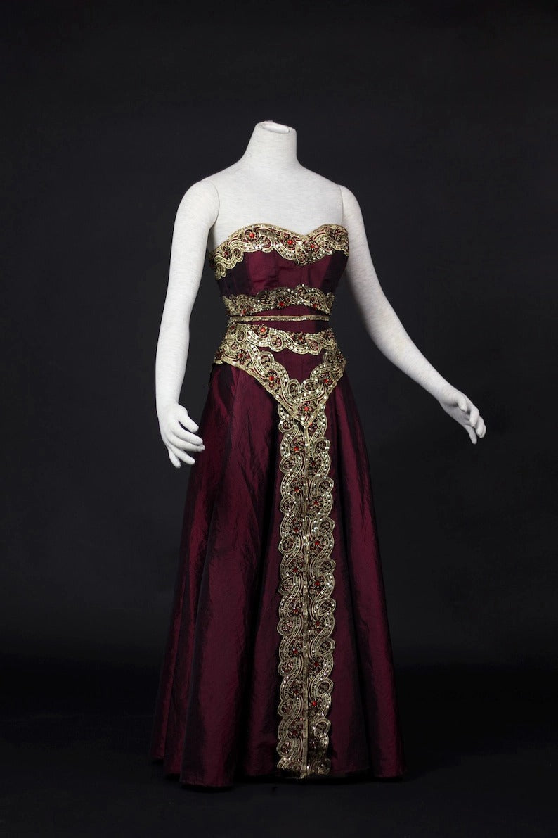 Robe de rêve Queen Gown avec cape en fourrure