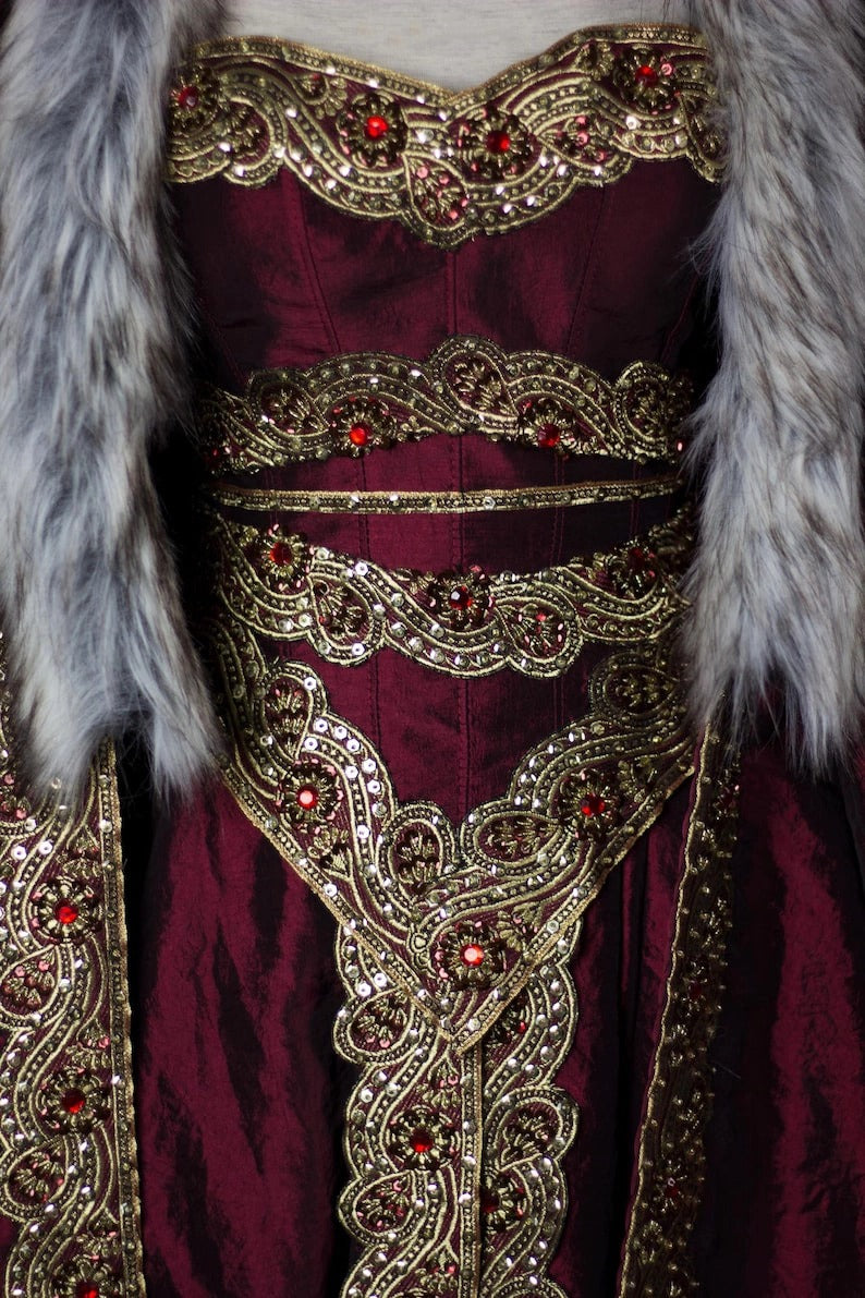Robe de rêve Queen Gown avec cape en fourrure